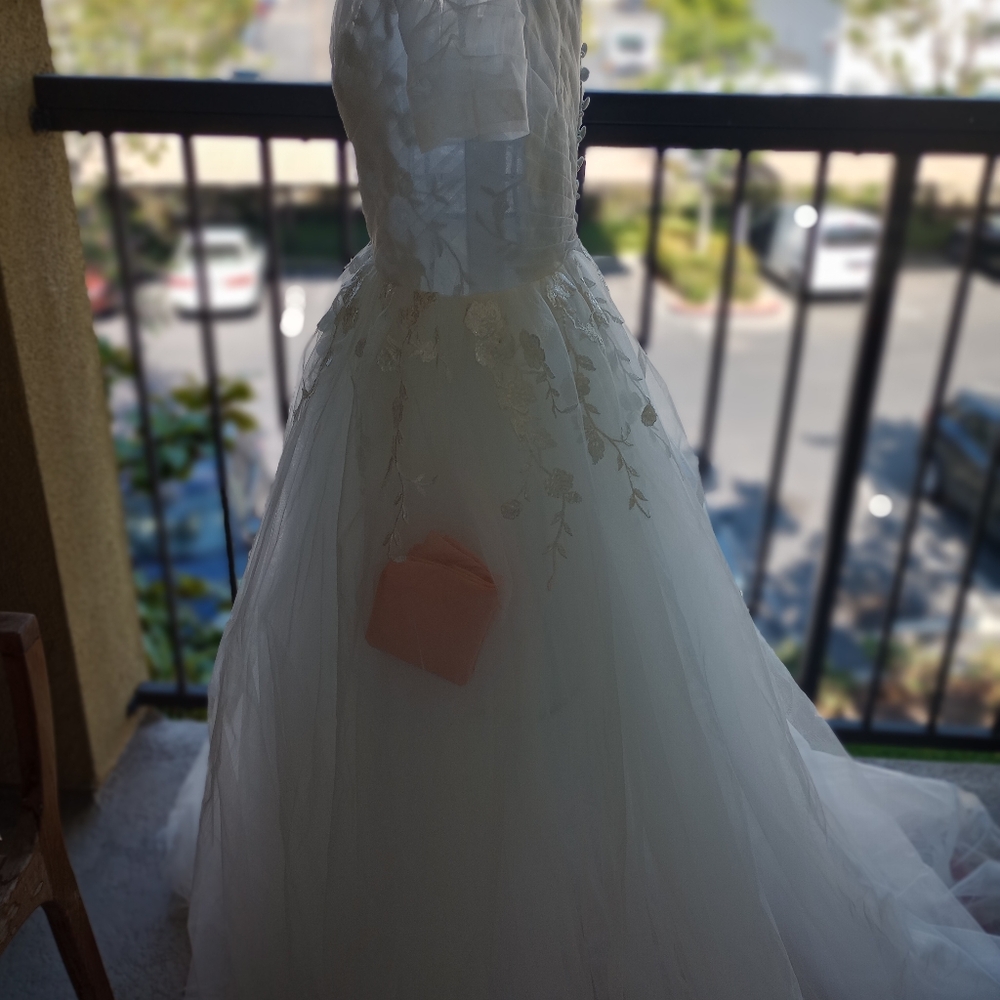 Elegant White, Tulle and Organza Wedding Gown - Picture 10 of 11